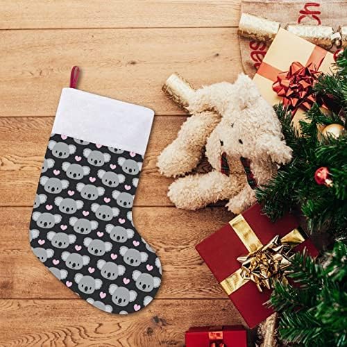 Сладък Коледен Окачен на Отглеждане с участието на Коали, Чорапи за Коледната Елха, Камина, Празнично Начало Декор