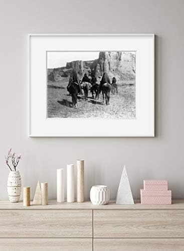 БЕЗКРАЙНИ СНИМКИ Снимка: Марш през каньона Тесакод, c1905, Едуард С. Къртис, индианците навахо, езда на кон