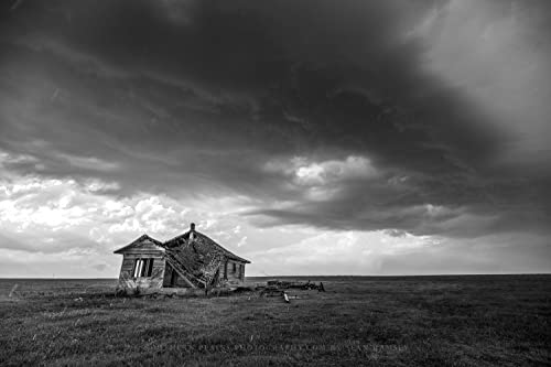 Принт снимка на страната (без рамка) е Черно-бяла фотография Изоставена господарска къща Под грозовыми облаците в Оклахома