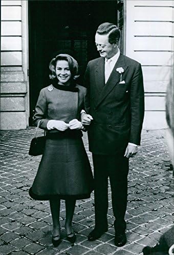 Реколта снимка Атина Ливанос и нейният съпруг Джон Спенсър-Чърчил, усмихнати заедно.