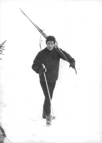 Реколта снимка на съпруга Бриджит Бардо, Жак Шарье, да се разхожда в снега на ски.