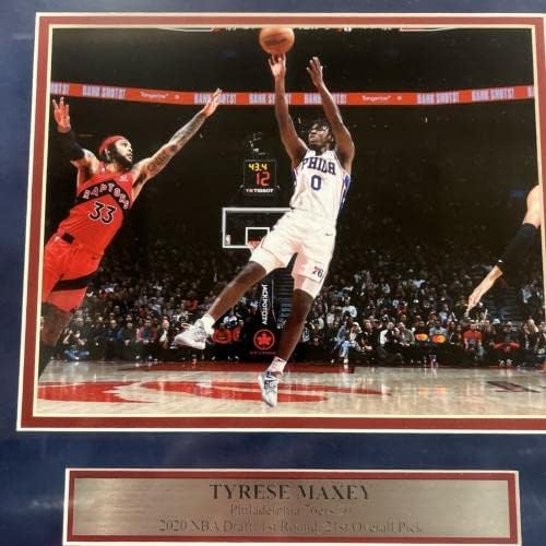 Тайрийс Макси Подписа Автограф със снимка на 76-ърс 8x10 В рамката на JSA - Снимки на НБА с автограф