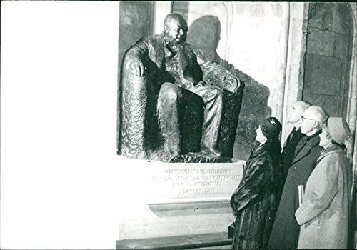 Реколта фотография на статуята на сър Уинстън Чърчил.